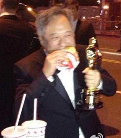 Ngay sau lễ trao giải Oscar năm 2013, vì quá đói bụng nên đạo diễn Lý An vừa cầm bức tượng vàng Đạo diễn xuất sắc nhất cho phim Cuộc đời của Pi vừa tranh thủ ăn hamburger ngày ngoài đường.