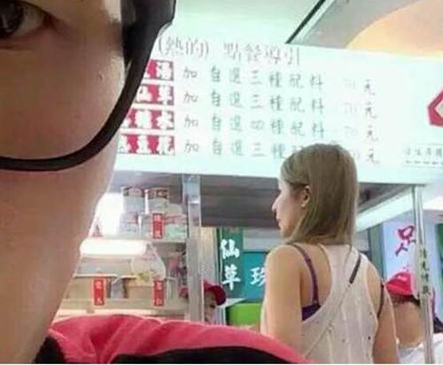 Đầu tháng 8, nữ ca sĩ xứ Đài Tiêu Á Hiên, tình cũ của Kha Chấn Đông, đã hẹn hò tình mới Elroy cùng vài người bạn tại một quán kem ở khu bán thức ăn đêm bình dân giữa Đài Bắc.