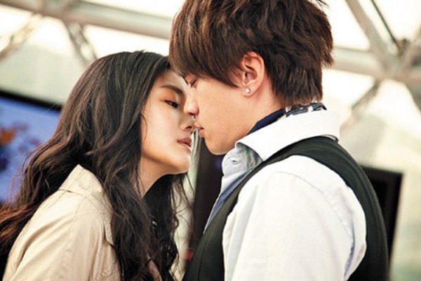 Hà Nhuận Đông và Từ Hy Viên trong phim Bong bóng mùa hè.