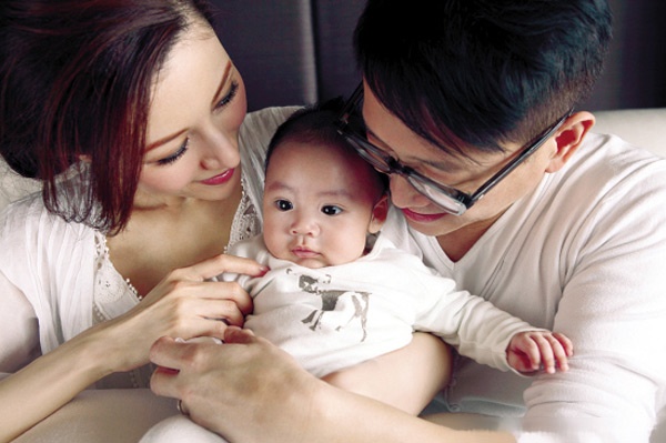 Vì cảm thấy đường tình quá khứ của Lý Gia Hân quá phức tạp nên mẹ chồng cô luôn thể hiện thái độ không hài lòng. Tuy nhiên từ sau khi sinh quý tử, mối quan hệ đã dần dần được cải thiện, mỹ nhân Hong Kong sinh năm 1970 bắt đầu nhận được sự quan tâm của bà mẹ chồng tỷ phú.