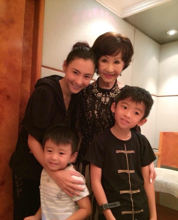 Mặc dù cũng từng là nghệ sĩ nhưng bà Địch Ba Lạp khó chấp nhận quá khứ và gia đình của Trương Bá Chi. Ngoài scandal ảnh nóng của con dâu, cha vợ Tạ Đình Phong từng là xã hội đen, còn mẹ vợ làm ở quán bar, nhân tình nhân ngãi với một gã nghiện. Vì thế, mối quan hệ với mẹ chồng của Trương Bá Chi khá gượng gạo, mãi đến khi cô ly hôn với Tạ Đình Phong, một mình nuôi 2 con trai thì hình ảnh hư hỏng trong mắt mẹ chồng mới được xóa đi. Bây giờ, không chỉ thương cháu nội, bà Địch Ba Lạp cũng rất quý yêu nàng dâu cũ.