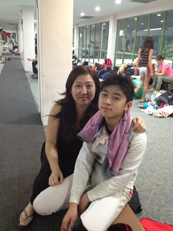 Ngô Nặc Hoằng và mẹ.