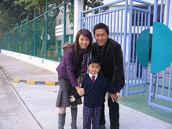 Ngô Nặc Hoằng cùng Quách Khả Doanh và Mã Đức Chung trong phim Sóng gió khách sạn.