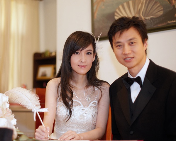 Mẹ chồng Châu Huệ Mẫn đã phản ứng rất mạnh khi Châu Huệ Mẫn dọn đồ đạc đến sống chung với con trai mình mà không chịu cưới hỏi. Để chìu lòng bà cụ, một đám cưới đã diễn ra nhưng sau đó, mỹ nhân xứ Cảng tiếp tục chọc tức mẹ chồng khi tuyên bố không sinh con. Mâu thuẫn mẹ chồng - nàng dâu của Châu Huệ Mẫn đạt đến đỉnh điểm khi cô dám đáp trả thẳng vào mặt bố chồng khi nhà văn Nghê Khuông cho rằng hôn nhân không sinh con là bất thường.