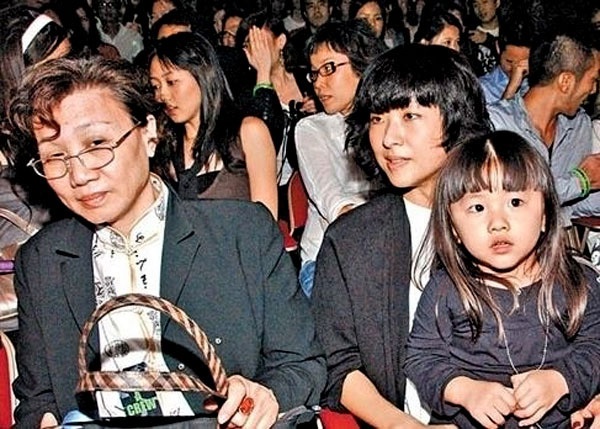 Cựu diễn viên TVB Từ Hào Oanh có thói quen… xài tiền như nước khiến mẹ chồng ghét ra mặt. Thương con trai - ca sĩ Trần Dịch Tấn bao nhiêu thì bà càng không ưa nàng dâu bấy nhiêu nên thường xuyên cãi vã lớn tiếng với nhau. Không cách nào 