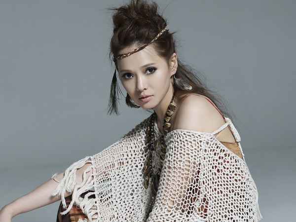 Nam ca sĩ Nữu Trừng Khánh - giám khảo The Voice Trung Quốc xuất thân danh gia vọng tộc, còn Y Năng Tịnh lớn lên trong một gia đình bình thường nên cuộc hôn nhân của họ không được bà Nữu chấp thuận. Về sống chung, mẹ chồng luôn mỉa mai nàng dâu, lại không được chồng che chở khiến Y Năng Tịnh cảm thấy cuộc sống tù túng, tìm cách thoát ra, rồi ngoại tình. 