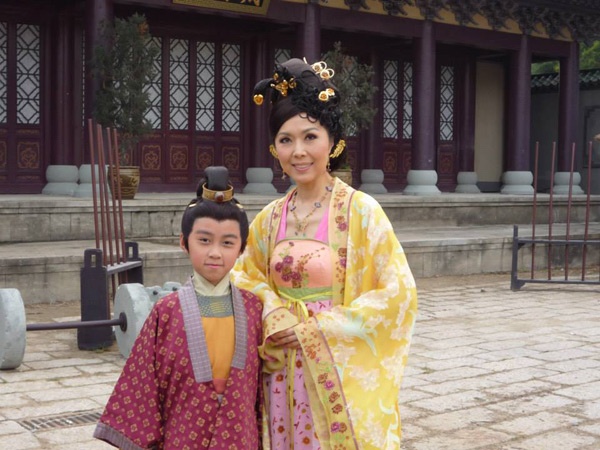 Chụp hình kỷ niệm với nữ nghệ sĩ Quan Cúc Anh khi đóng phim Cung tâm kế.