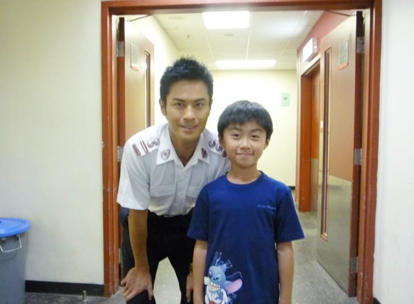 Với Trịnh Gia Dĩnh khi tham gia bộ phim Anh hùng trong biển lửa.