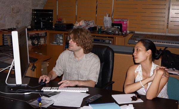 Nữ đạo diễn Nguyễn Hoàng Điệp tại phòng dựng ở Paris (Pháp).