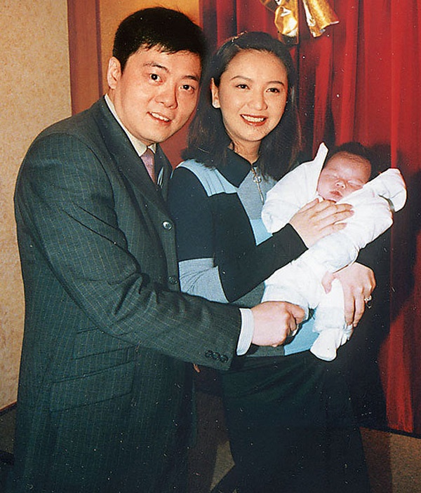 Sau khi kết hôn, Tăng Hoa Thiên sống cùng bố mẹ chồng nhưng vì họ đều già cả nên cô cảm thấy khó chịu, đề ra những quy định, quy tắc trong gia đình khiến tình cảm của mẹ chồng dành cho nàng dâu nổi tiếng dần dần phai nhạt. Bao nhiêu lời nói nặng nề, hành động khó coi của mỹ nhân TVB đều được mẹ chồng mách lại với con trai, khiến vợ chồng cãi nhau triền miên và cuối cùng là đường ai nấy đi.