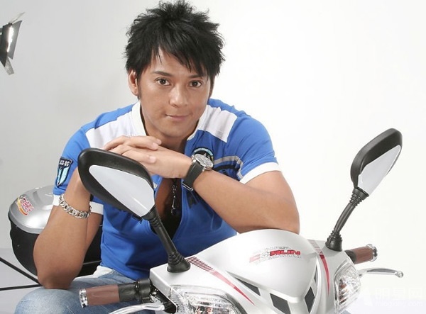 Mạc Thiếu Thông vốn là một gương mặt khá nổi tiếng của màn ảnh Hong Kong, từng sang Việt Nam tham gia bộ phim Kế hoạch 99 do Lý Huỳnh sản xuất. Tuy nhiên, sau khi bị bắt cùng với nam diễn viên Đài Loan Tôn Hưng vì bị tình nghi sử dụng ma túy vào năm 2011, con đường nghệ thuật của anh trở nên gập nghềnh. Để có tiền nuôi vợ con, Mạc Thiếu Thông phải hằng đêm đến hộp đêm ở Trung Quốc giao lưu, được giới thiệu là 