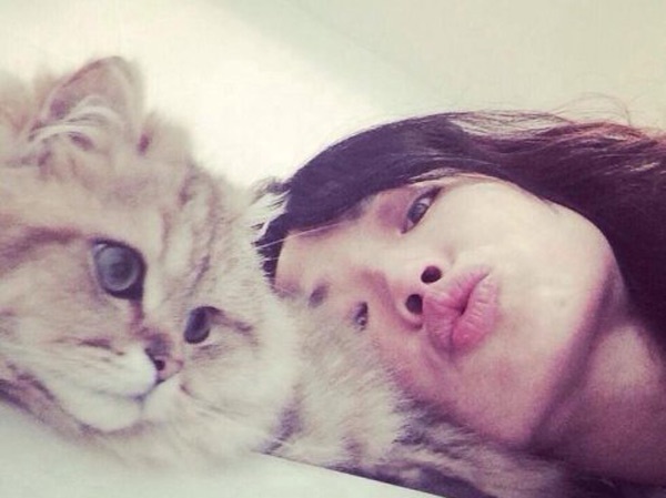 Ngày Quốc tế phụ nữ năm 2014, Thư Kỳ gửi cho fan tấm hình chụp với con mèo cưng của mình.