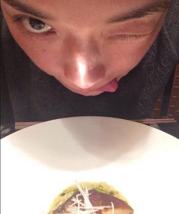 Hành động này khiến fan của cô giật mình.