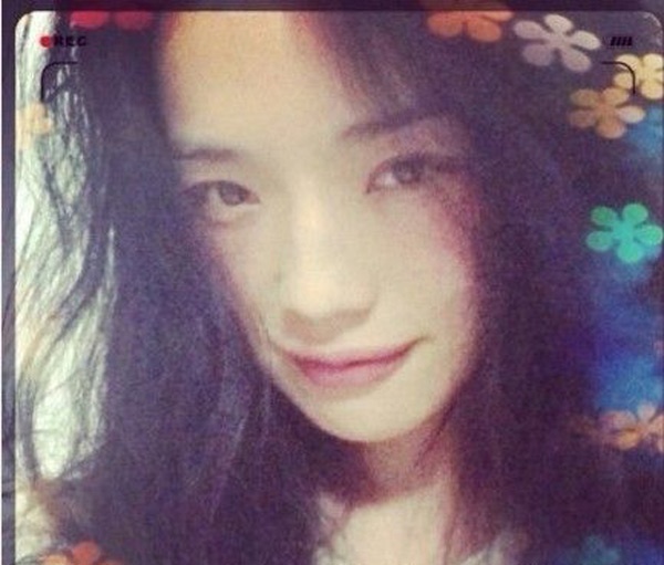 Tấm ảnh này được Thư Kỳ đưa lên mạng xã hội cá nhân trước khi đi ngủ với lời chúc: 