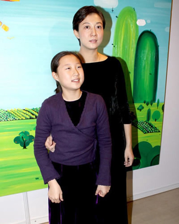 Ngô Ỷ Lợi và con gái Ngô Trác Lâm giống Thành Long như đúc.