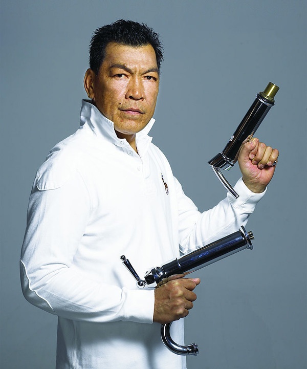 Nhắc đến cái tên Thành Khuê An, dù là fan trung thành của phim Hong Kong cũng không biết là ai. Song, khi nhìn thấy ảnh thì ai cũng nhận ra vì ông xuất hiện trong trên 100 bộ phim, hầu hết đều là vai phụ và được xem là diễn viên chuyên trị vai ác, vai giang hồ. Đóng toàn những nhân vật hung thần trên màn ảnh nhưng ngoài đời Thành Khuê An lại rất hiền lành nên giới nghệ sĩ xứ Cảng thơm nghẹn ngào thương tiếc khi ông qua đời năm 2009.