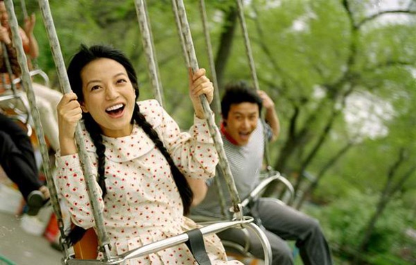 Trong bộ phim điện ảnh Tình nhân kết (2005), Triệu Vy và Lục Nghị có một cảnh mặn nồng. Đạo diễn đã chuẩn bị diễn viên đóng thế nhưng nàng Tiểu Yến Tử vẫn quyết định đích thân thể hiện, dù chưa từng có kinh nghiệm diễn những cảnh nhạy cảm này.