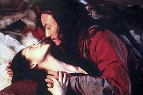 Khi thể hiện cảnh ân ái của nhân vật Ngọc Kiều Long với La Tiểu Hổ trong bộ phim Ngọa hổ tàng long (2000), Chương Tử Di cho biết cô rất lúng túng, phải nương vào hành động của bạn diễn Trương Trấn vì đó là lần đầu tiên.