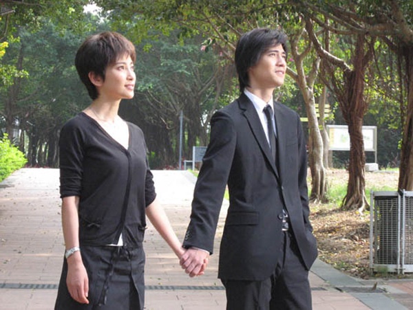 Lý Băng Băng đã dành cảnh nóng đầu tiên của mình cho Châu Du Dân khi đóng chung bộ phim Hồ điệp phi (2008). Có lẽ do quá nhập vai nên 2 người đã phim giả tình thật, bị camera khách sạn phát hiện vào chung phòng.