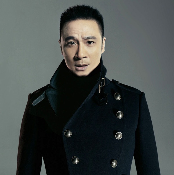 Ngay cái nhìn đầu tiên, Ngô Trấn Vũ khiến người đối diện cảm giác bất an vì ánh mắt sắc lạnh. Có lẽ vì vậy mà ngôi sao TVB này thường xuyên được giao những vai phản diện và anh đã phát huy hết 