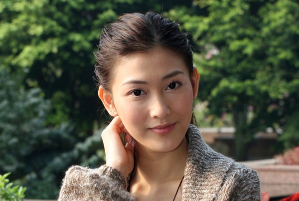 Diễn viên TVB Lý Thể Hoa từng trải qua một sự việc kinh hoàng khi bị ông chủ của một hãng phim lớn ở Hong Kong đưa ra điều kiện: nếu muốn có nhiều cơ hội thì phải chịu lên giường. Do cự tuyệt nên mọi kế hoạch, dự án của Lý Thể Hoa đều bị hủy, khiến sự nghiệp của cô lao đao mất một thời gian dài.