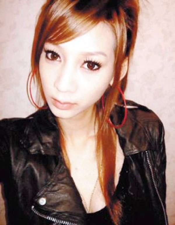 Năm 2010, nữ diễn viên Đài Loan Tiêu Y Đình (từng được mời Châu Kiệt Luân đóng MV) bị bắt vì sử dụng ma túy. Cô khai trước cảnh sát, ngoài ma túy, cô còn được tú bà Lăng Tàng Uy (top 6 cuộc thi Hao hậu Trung Hoa 1995) giới thiệu đi khách, mỗi lần được chia 300 ngàn Tân đàu tệ và đã tiếp hơn 10 người cho đến khi bị bắt.