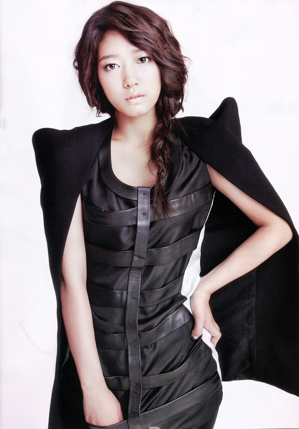 Vừa xinh đẹp vừa tài năng trong diễn xuất, Park Shin Hye - nữ diễn viên chính của bộ phim truyền hình đình đám Người thừa kế đã về nhì với tổng phiếu bình chọn là 575.203. Cách đây 11 năm, mỹ nhân sinh năm 1990 này đã khiến khán giả thổn thức khi đóng vai Han Jung Suh hồi nhỏ trong phim Nấc thang lên thiên đường.