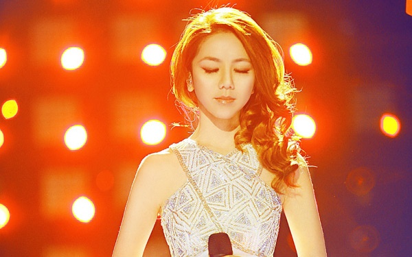 Được biết đến với nghệ danh G.E.M, Đặng Tử Kỳ là nữ ca sĩ 9x tài năng của làng nhạc Hong Kong, vừa biết sáng tác, có thể chơi nhiều nhạc cụ và sở hữu giọng hát thiên phú. Tên tuổi của cô đã tỏa sáng khi tham gia và đoạt giải Á quân trong chương trình I Am Singer phiên bản Trung Quốc mùa thứ 2. Với 494.218, Đặng Tử Kỳ đứng thứ 6.