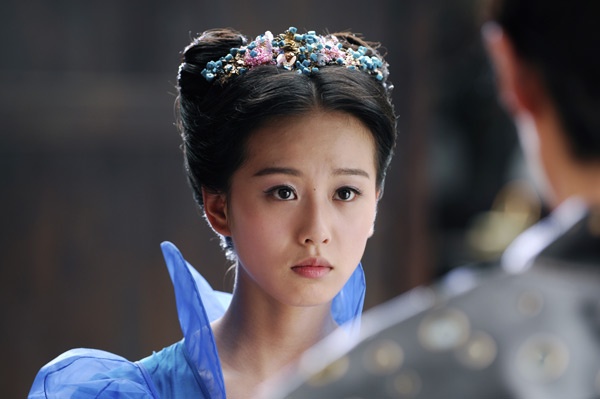 Vị trí thứ 3 thuộc về người đẹp Trung Quốc sinh năm 1987 Lưu Thi Thi với 564.502 phiếu. Xuất thân diễn viên múa, chưa từng học qua một lớp diễn xuất nào nhưng cô đã nhanh chóng giành một chổ đứng trên màn ảnh Hoa ngữ qua nhiều bộ phim như Bộ bộ kinh tâm, Hiên Viên kiếm, Vi sư háo sắc…