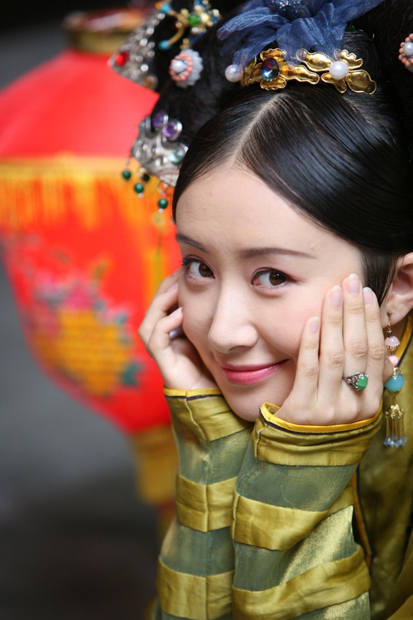 Đóng phim khi mới lên 5, Thư Sướng là một trong số ít diễn viên nhí Trung Quốc bền bỉ gắn bó với phim trường từ nhỏ đến lớn. Đặc biệt, với những vai diễn cổ trang như Thiên Sơn Đồng Lão (phim Thiên long bát bộ ), Tiểu Ngọc (phim Bảo Liên đăng), công chúa Kiến Ninh (Tân Lộc đỉnh ký)… cô đã phát huy hết vẻ đẹp lung linh, mong manh của mình nên đã có 395.180 phiếu dành cho mỹ nhân sinh năm 1987 này giành vị trí thứ 9.