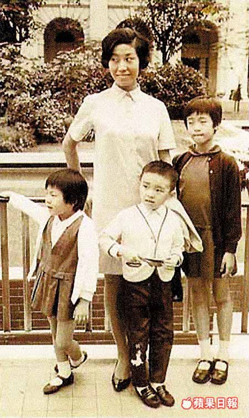Châu Tinh Trì cùng mẹ, chị em gái trên đường phố Hong Kong năm 1970.