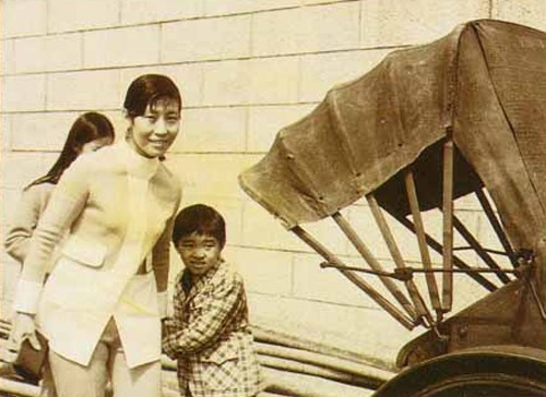 Ngay từ bé, Châu Tinh Trì đã hình thành tính tự ti, nhút nhát, xấu hổ.