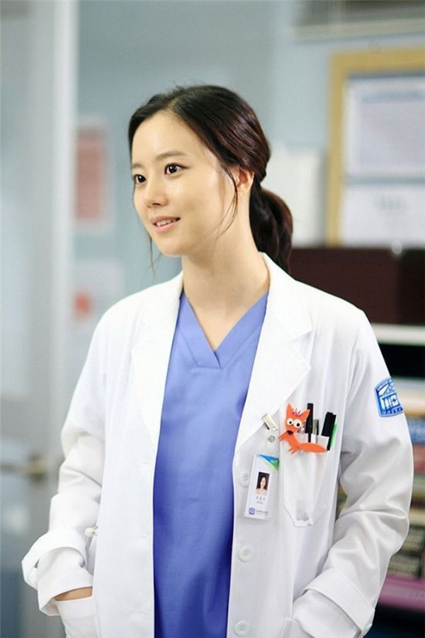 Moon Chae Won xinh tươi trong trang phục áo blouse trắng.