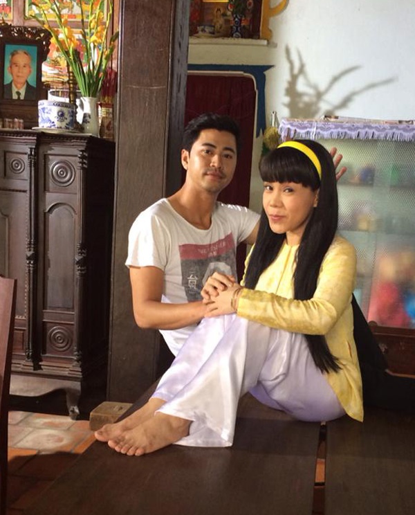 Sinh trưởng trong gia đình ba mất sớm, không có ai tham gia hoạt động nghệ thuật, nên mẹ mong muốn Quốc Bảo có một nghề nào đó ổn định nên đã thi vào trường du lịch. Thế như, khi đang là sinh viên năm 2, bất ngờ anh chuyển sang theo học trưởng Cao đẳng Sân khấu điện ảnh TP.HCM. 