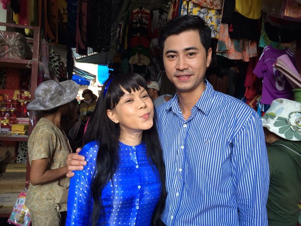 Chuyển thể từ truyện Nguyễn Ngọc Thư, Dạ khúc nguyệt cầm là câu chuyện về những phận người đa đoan của người miền Tây sông nước. Ở đó có cậu ấm Hai Thiện phụ tình cô đào hát vô danh, bỏ cô bơ vơ lúc mang bầu để đi cưới cô đào chính. Cô đào hát  mang một nỗi đau suốt 20 năm, dằn vặt, oán trách giữa yêu và hận đến hóa điên.