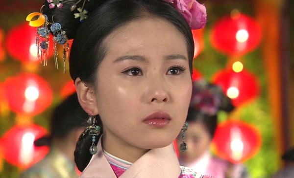 Cũng vượt thời gian như Dương Mịch, Lưu Thi Thi nhanh chóng bước vào hàng ngũ hoa đán của màn ảnh nhỏ Trung Quốc với bộ phim Bộ bộ kinh tâm. Tuy danh sách vai diễn đã kéo dài nhưng diễn xuất của cô bị chê là một màu, ánh mắt lúc nào cũng long lanh như muốn khóc.