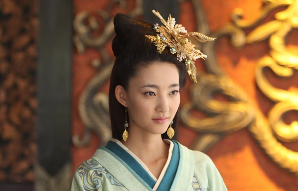 Sở hữu vẻ đẹp cá tính, sắc lạnh, Vương Lệ Khôn được hy vọng là gương mặt lạ trên màn ảnh Hoa ngữ khi phù hợp nhiều dạng vai, từ chính diện đến phản diện. Nhất là sau bộ phim truyền hình Mỹ nhân tâm kế, cô được ưu ái hơn, xuất hiện nhiều hơn nhưng tiếc là diễn xuất của mỹ nhân sinh năm 1985 này chưa tìm được cú đột phá nào.