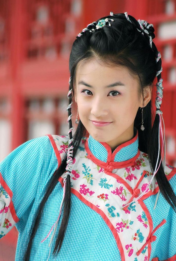 Năm 2004, cái tên Huỳnh Thánh Y trở nên đình đám khi xuất hiện trong bộ phim Tuyệt đỉnh lungfu. Mặc dù sau đó xảy ra chuyện lùm xùm với Châu Tinh Trì nhưng cơ hội vẫn ào ào đổ về, phim nối phim, vừa đóng phim điện ảnh vừa tham gia phim truyền hình. Thế nhưng, suốt 10 năm qua, cô hầu như chưa có một vai nổi bật.