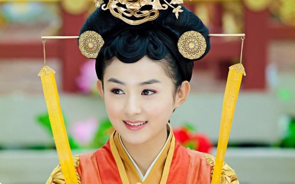 Dù đã tham gia một số phim trước đó nhưng tên tuổi của Triệu Lệ Dĩnh thật sự đình đám sau khi bộ phim truyền hình Lục Trinh truyền kỳ lên sóng năm 2013. Mới đây, cô cũng rất được khán giả trẻ yêu thích qua hình ảnh cô bé Lọ Lẹm trong phim Sam Sam đến rồi. Tuy nhiên, thành công của Triệu Lệ Dĩnh phần lớn nhờ nhân vật, nàng Lục Trinh hay Sam Sam vốn được xây dựng khá ấn tượng nên cô 