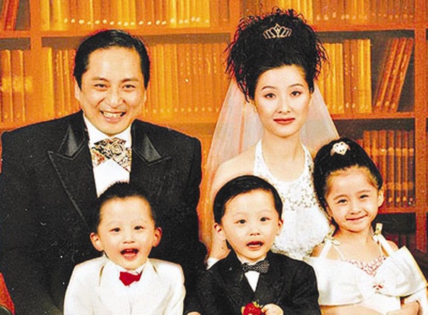 Thang Trấn Nghiệp với người vợ trước cùng 3 đứa con.