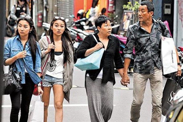 Vợ chồng Lương Gia Huy và 2 cô con gái sinh đôi năm nay 23 tuổi.