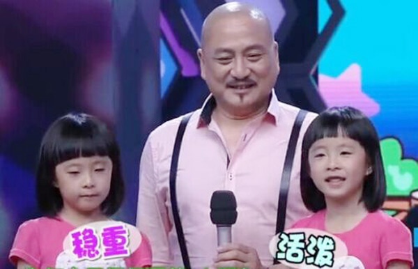 Thang Trấn Nghiệp và 2 con gái sinh đội năm nay 6 tuổi.