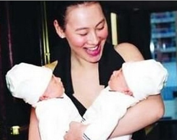 Tuy nhiên, nụ cười của Lương Lạc Thi đã không còn tươi sau khi sinh thêm 2 hoàng tử cho dòng họ Lý giàu nhất Hong Kong.