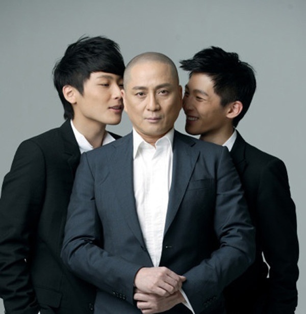 2 con trai sinh đôi của Thang Trấn Nghiệp năm nay vừa tròn 20, không đẹp bằng bố thời trẻ.