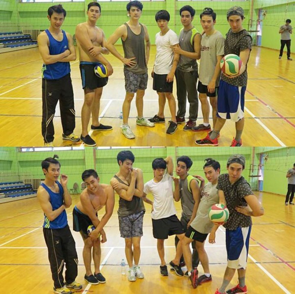 Trên sàn tập, các diễn viên tạo 2 dáng khác nhau.