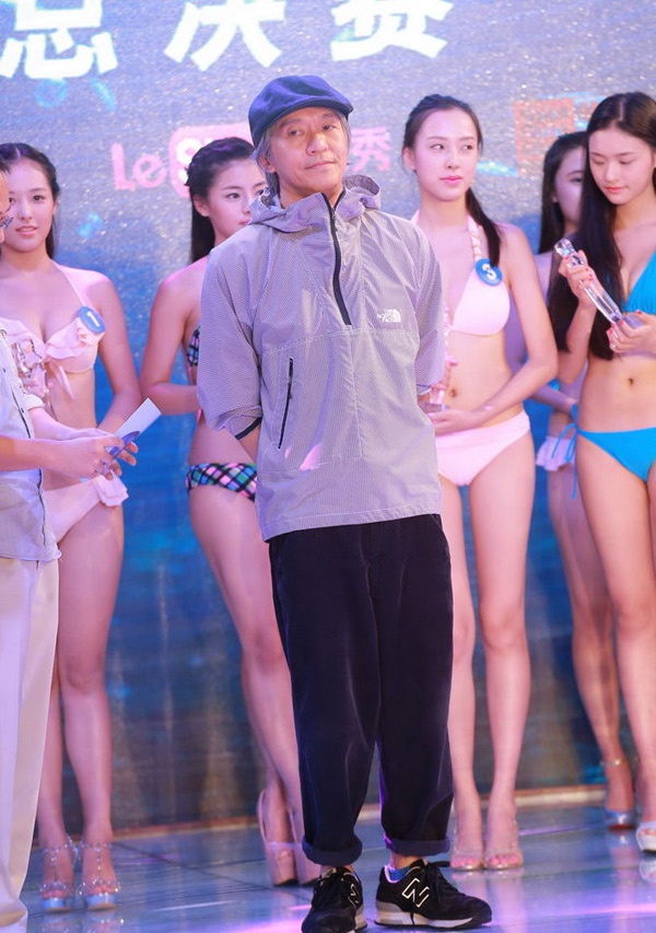 Châu Tinh Trì có phần mệt mỏi dù đứng cạnh nhiều người đẹp bikini.