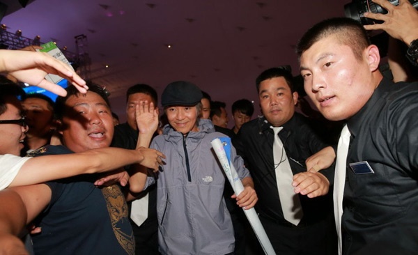 Giới truyền thông đã thất vọng khi không có được vất cứ câu trả lời nào của anh.