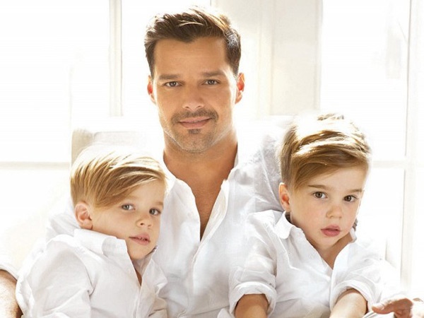 Bên 2 cậu con trai kháu khỉnh.