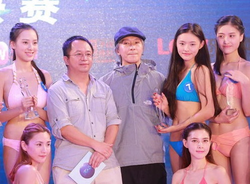 Chau Tinh Tri ue oai dung giua dan my nhan bikini hinh anh