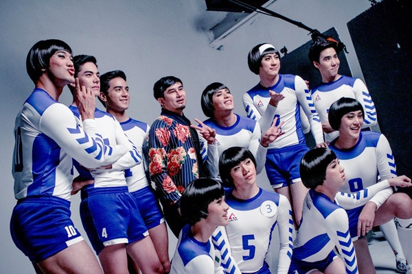 Đạo diễn Poj Arnon cùng các diễn viên trong buổi chụp hình poster phim.